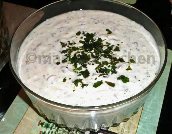 Mint Raita 3, With Mint Leaves and Onions (Yoghurt)